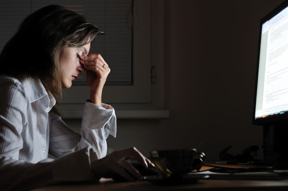 femme fatiguée devant son ordinateur
